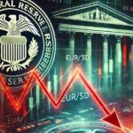 lo stemma della Fed in alto a sinistra con un edificio storico sullo sfondo e dei grafici a candele con una freccia rossa in sovrimpressione