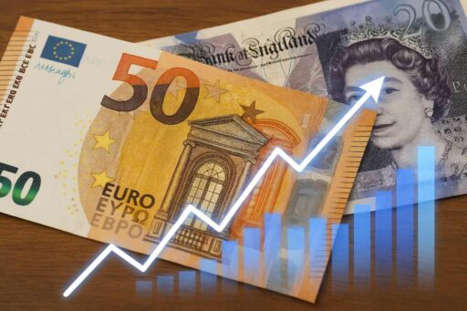una banconota in euro e una in sterline con un grafico e una freccia in sovrimpressione