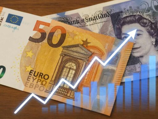 una banconota in euro e una in sterline con un grafico e una freccia in sovrimpressione