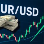 Un grafico a candele con una freccia verde verso l'alto e la scritta EUR/USD in grande. In sovrimpressione alcune banconote in dollari