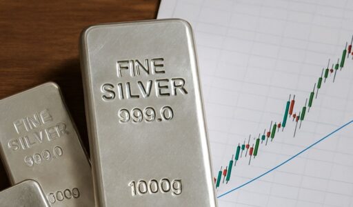 Un lingotto d'argento poggiato su un piano con un foglio che presenta un grafico finanziario