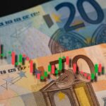 una banconota da 20 euro e una da 50 euro con un grafico a candele in sovrimpressione