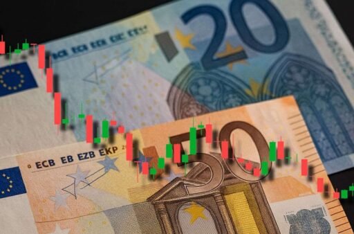 una banconota da 20 euro e una da 50 euro con un grafico a candele in sovrimpressione