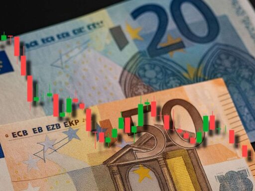 una banconota da 20 euro e una da 50 euro con un grafico a candele in sovrimpressione